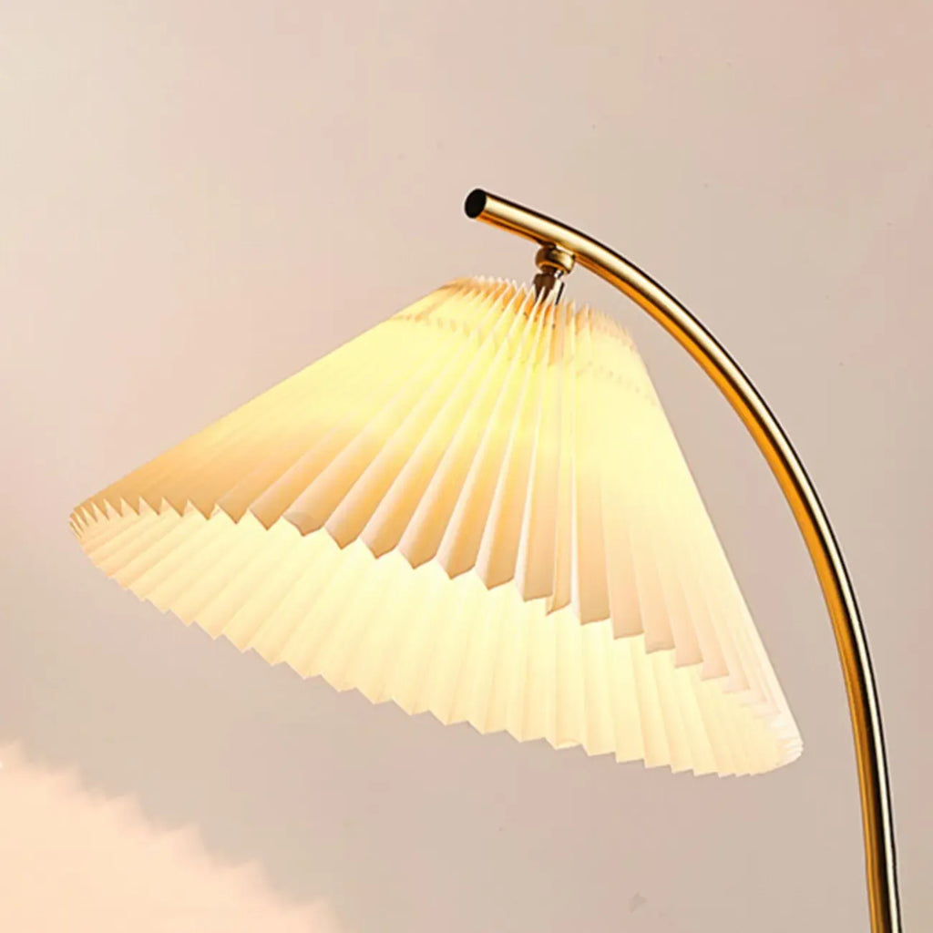 Lampadaire moderne avec abat-jour en tissu couleur bois et étagère trépied