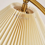 Lampadaire moderne avec abat-jour en tissu couleur bois et étagère trépied