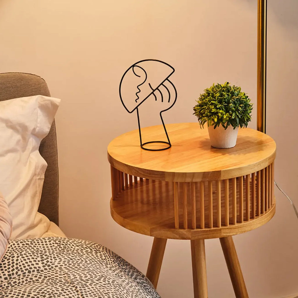 Lampadaire moderne avec abat-jour en tissu couleur bois et étagère trépied