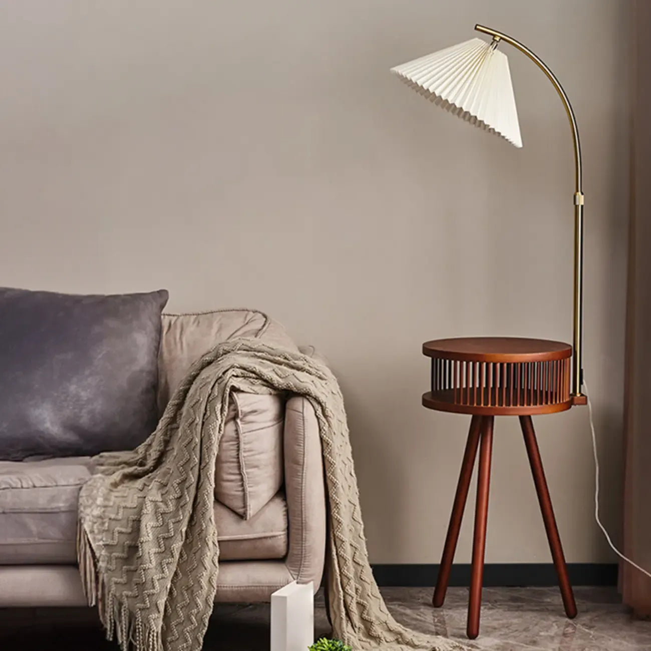Lampadaire moderne avec abat-jour en tissu couleur bois et étagère trépied