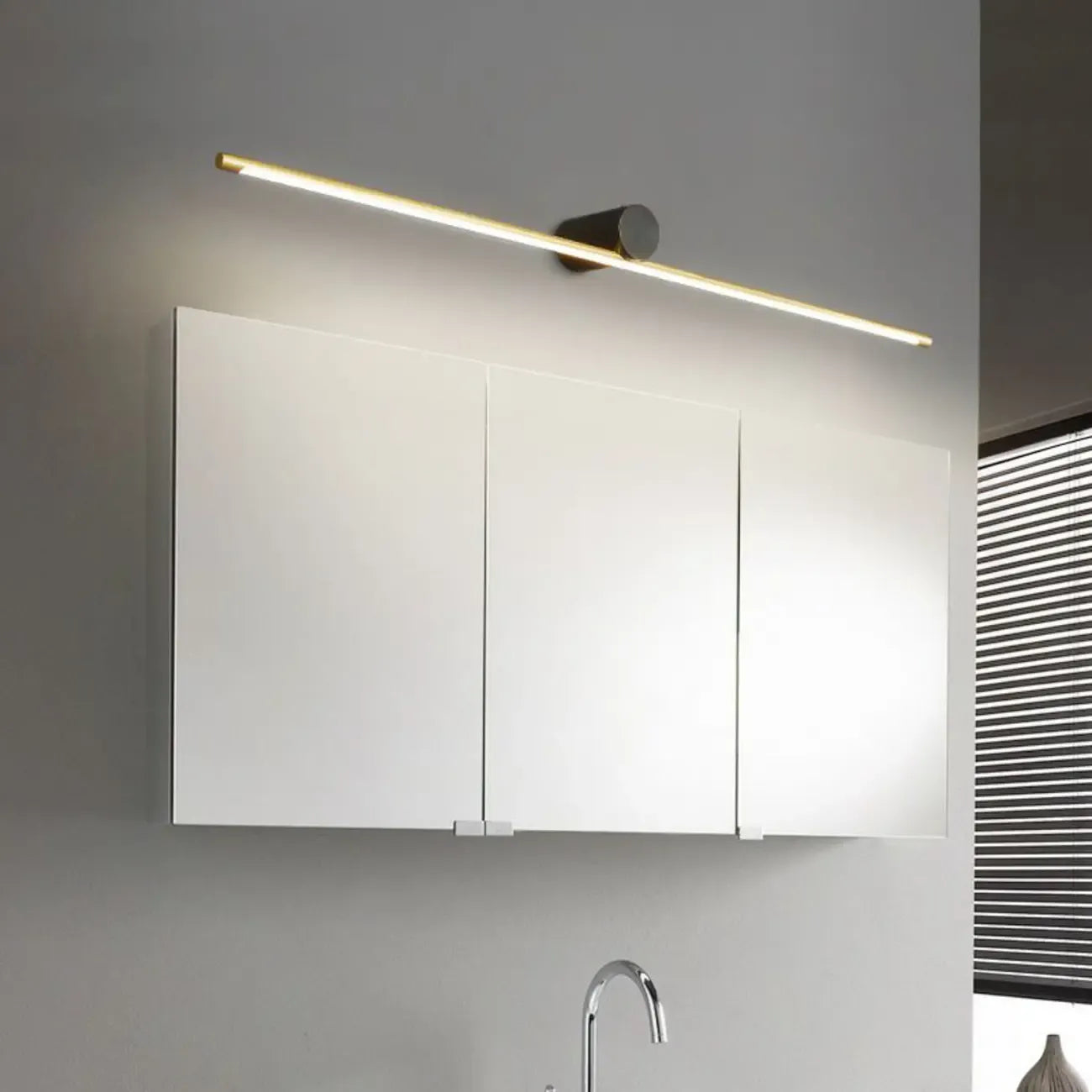 Applique murale moderne linéaire à LED pour salle de bain avec intensité variable