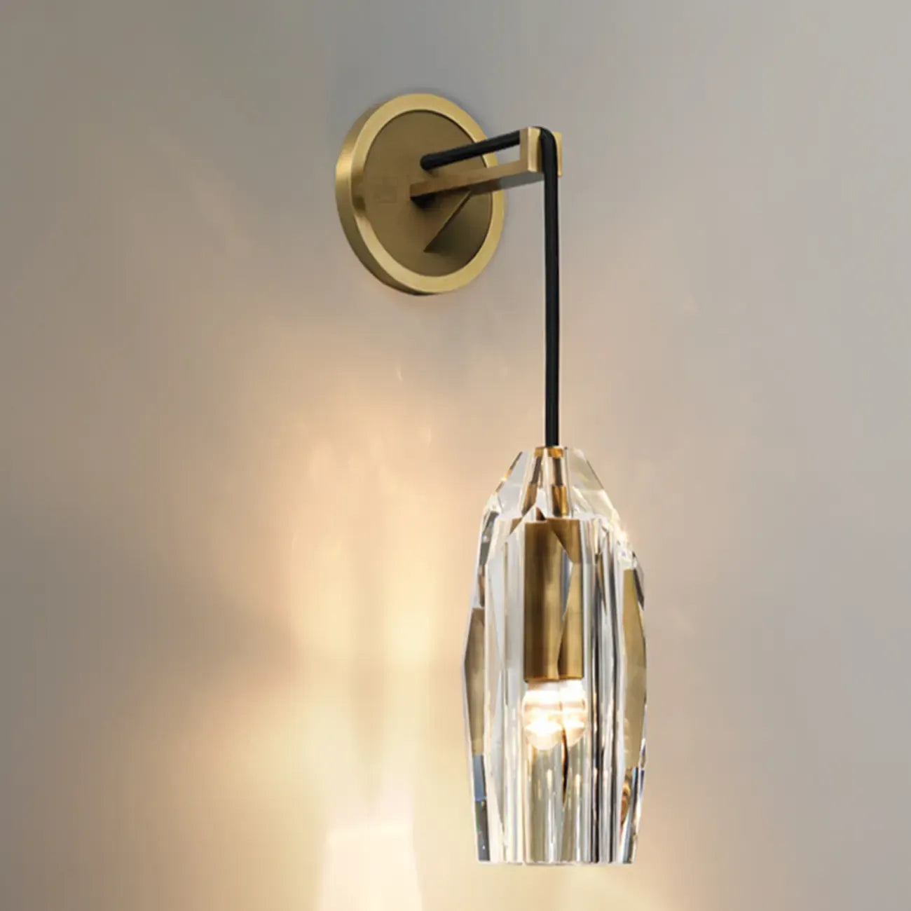 Applique murale minimaliste en laiton et cristal, abat-jour en verre