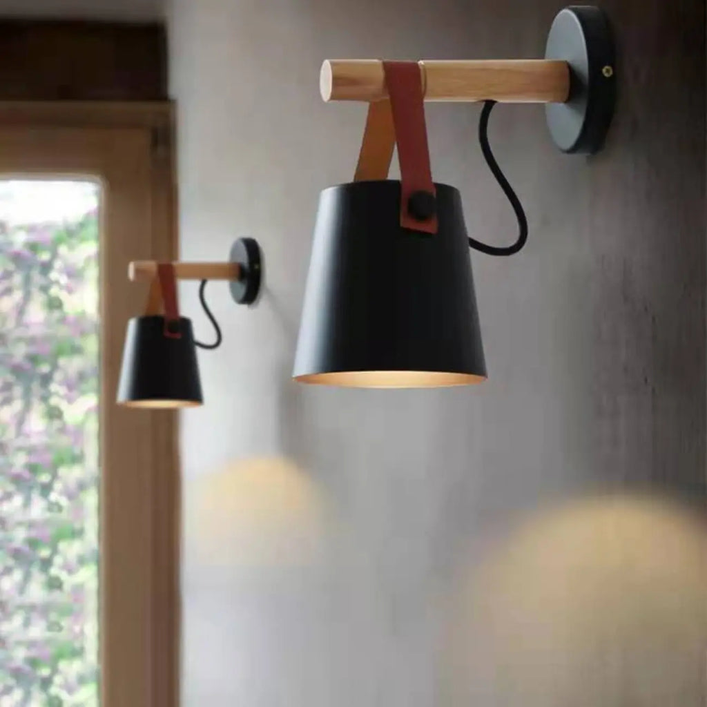 Lampada da parete moderna in legno e metallo con cinghia in pelle