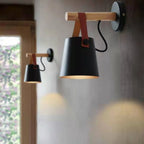 Lampada da parete moderna in legno e metallo con cinghia in pelle