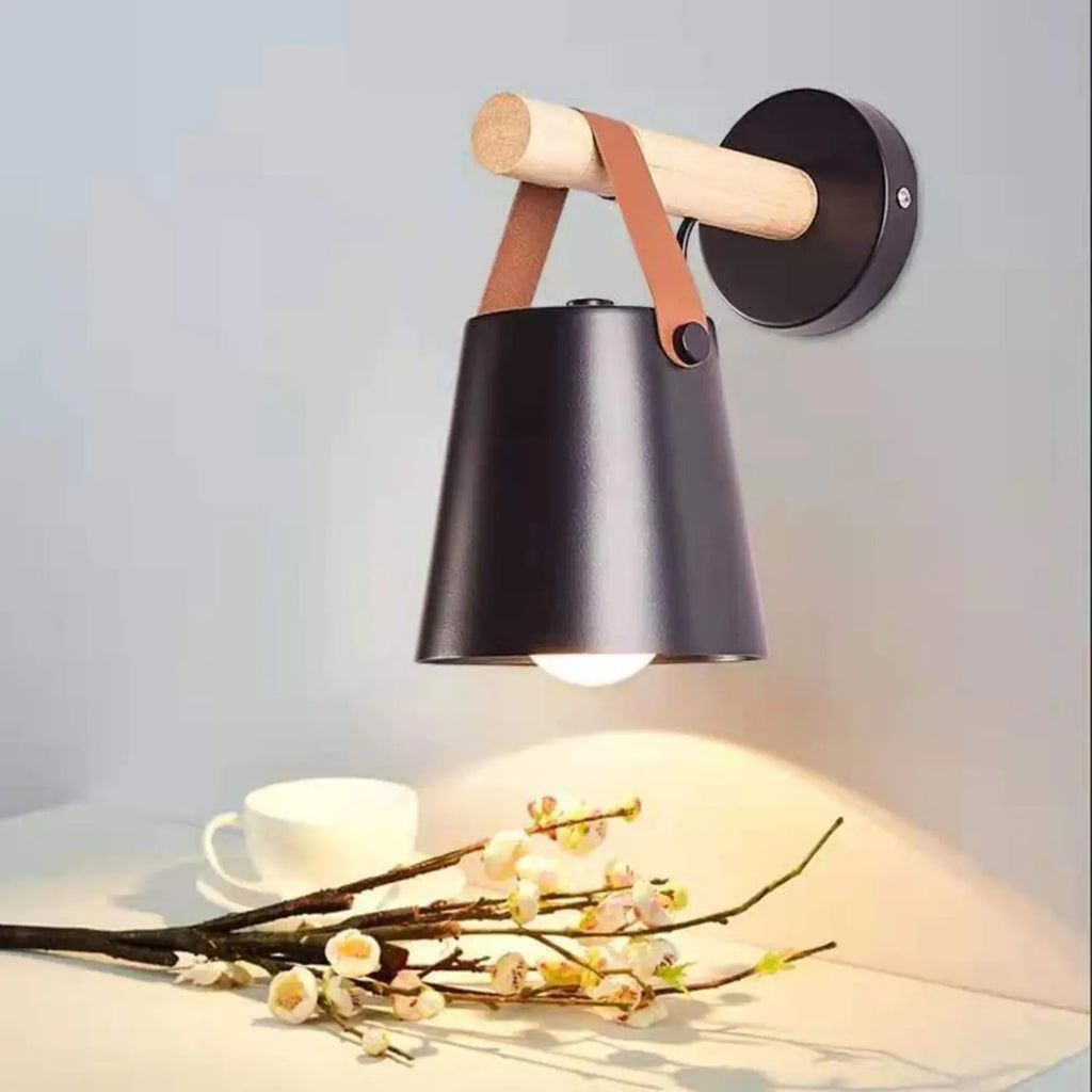 Lampada da parete moderna in legno e metallo con cinghia in pelle
