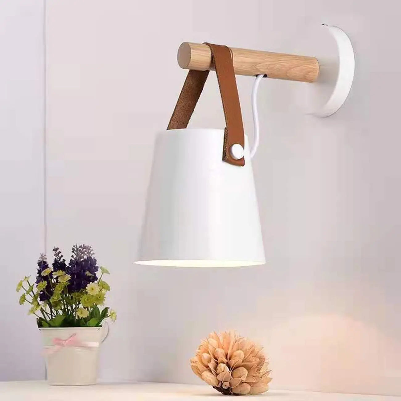 Lampada da parete moderna in legno e metallo con cinghia in pelle