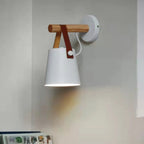 Lampada da parete moderna in legno e metallo con cinghia in pelle