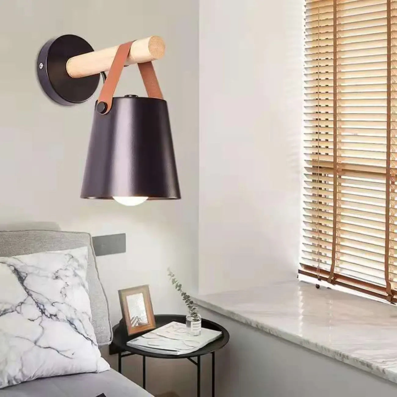 Lampada da parete moderna in legno e metallo con cinghia in pelle