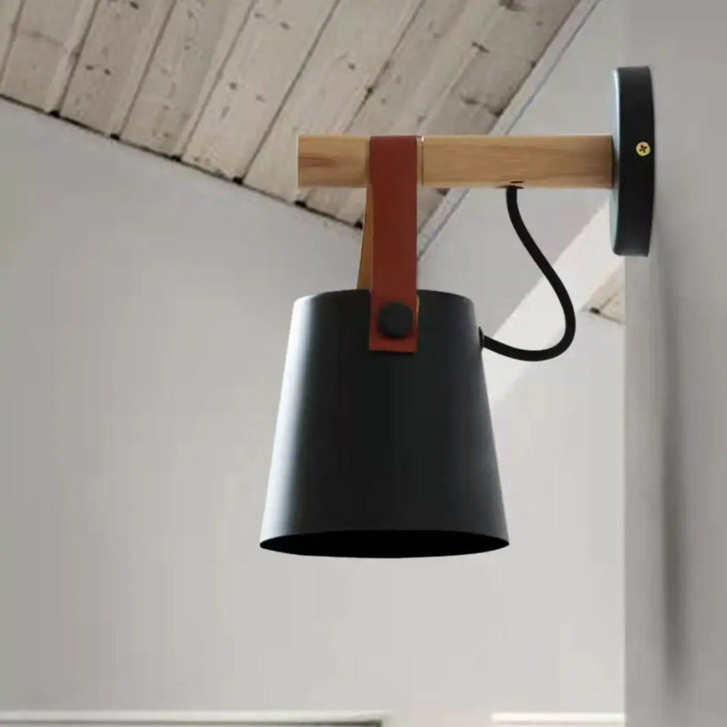 Lampada da parete moderna in legno e metallo con cinghia in pelle