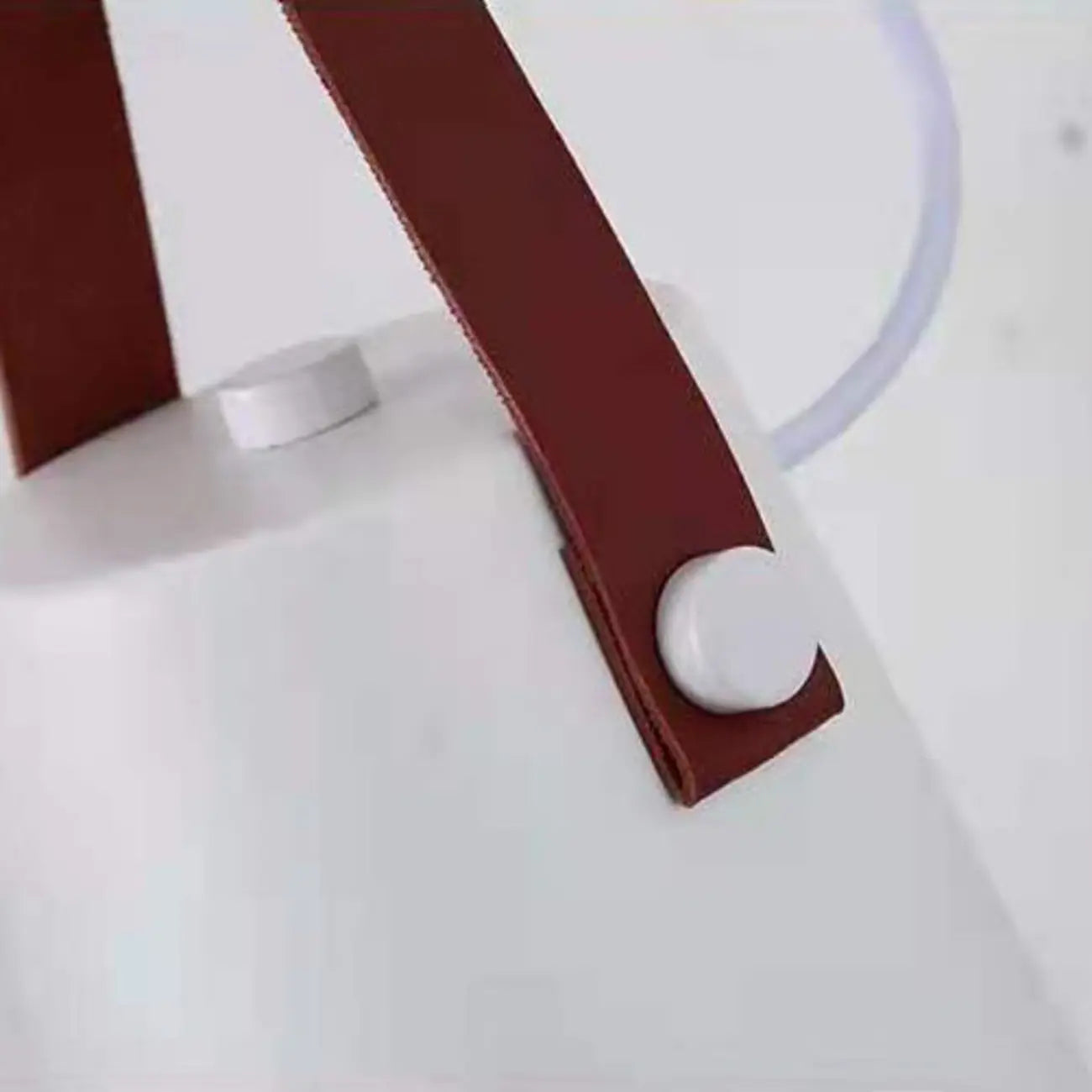 Lampada da parete moderna in legno e metallo con cinghia in pelle