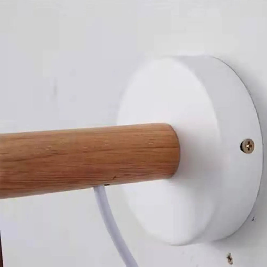 Lampada da parete moderna in legno e metallo con cinghia in pelle