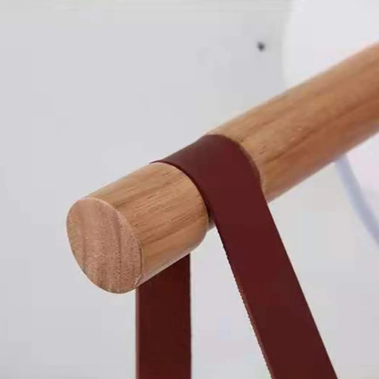 Lampada da parete moderna in legno e metallo con cinghia in pelle