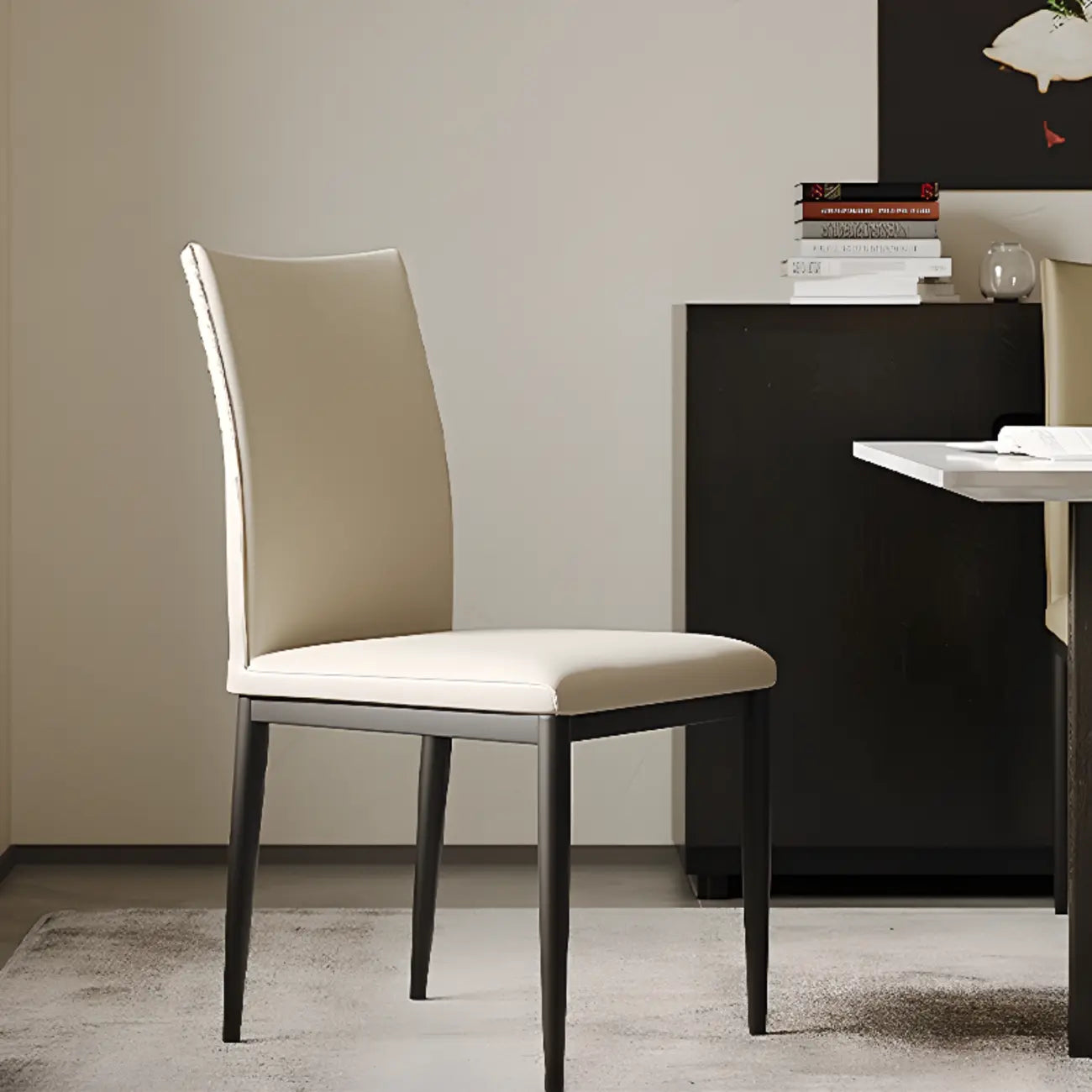 Chaise de salle à manger moderne à dossier solide, revêtue de similicuir