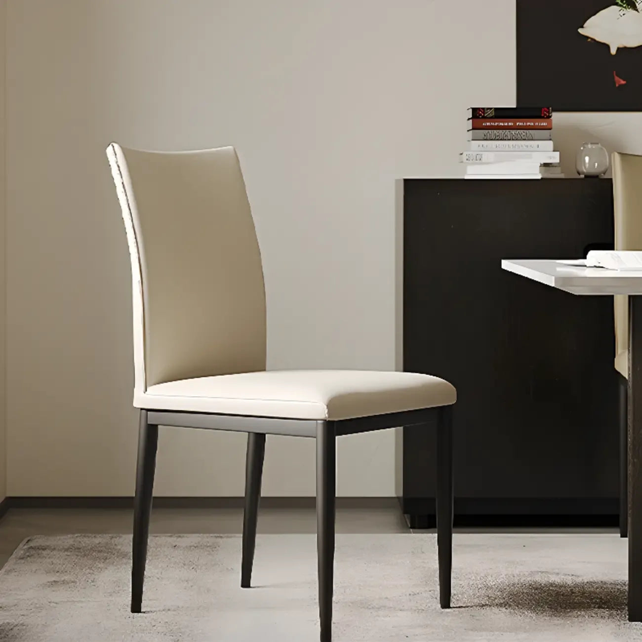 Chaise de salle à manger moderne à dossier solide, revêtue de similicuir