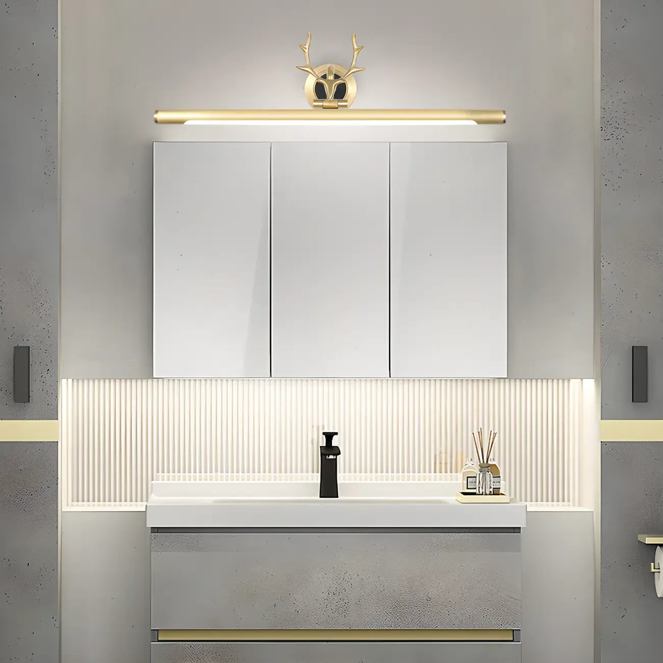 Applique murale de salle de bain moderne, linéaire et dorée, avec motif de bois de cerf