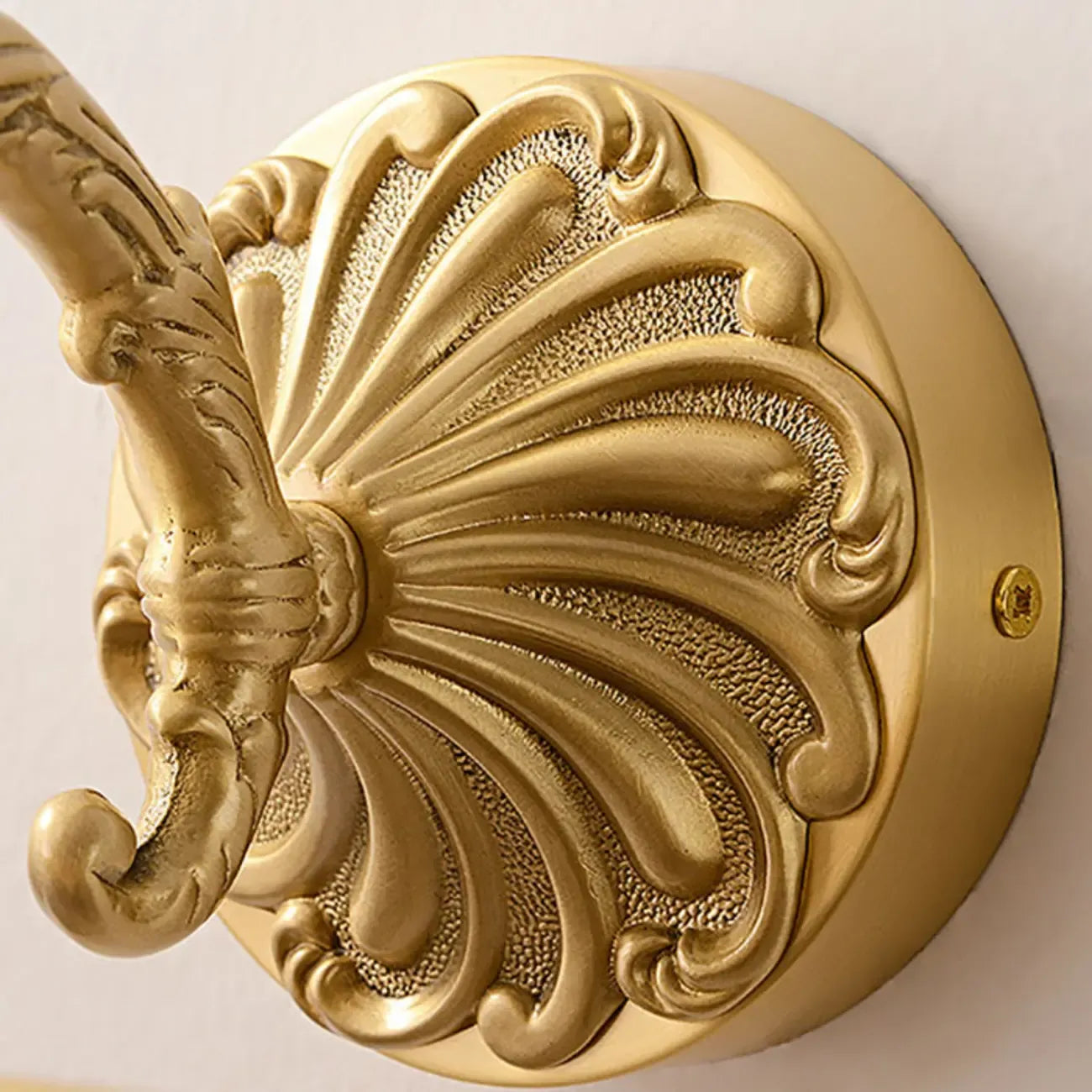 Applique murale LED dorée pour salle de bain avec lumière chaude
