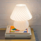 Lampe de table compacte en verre à motif en spirale pour usage résidentiel