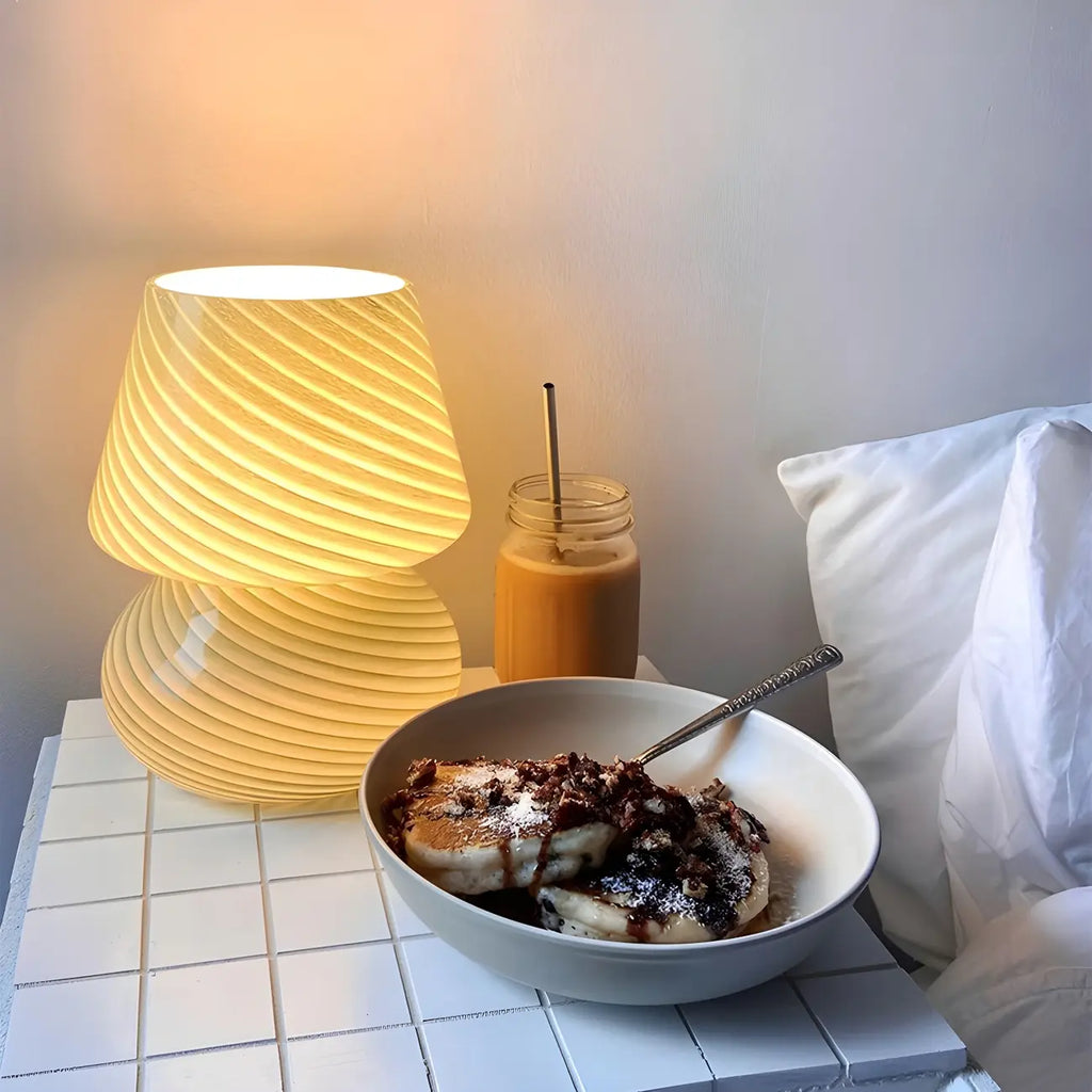 Lampe de table compacte en verre à motif en spirale pour usage résidentiel