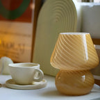 Lampe de table compacte en verre à motif en spirale pour usage résidentiel