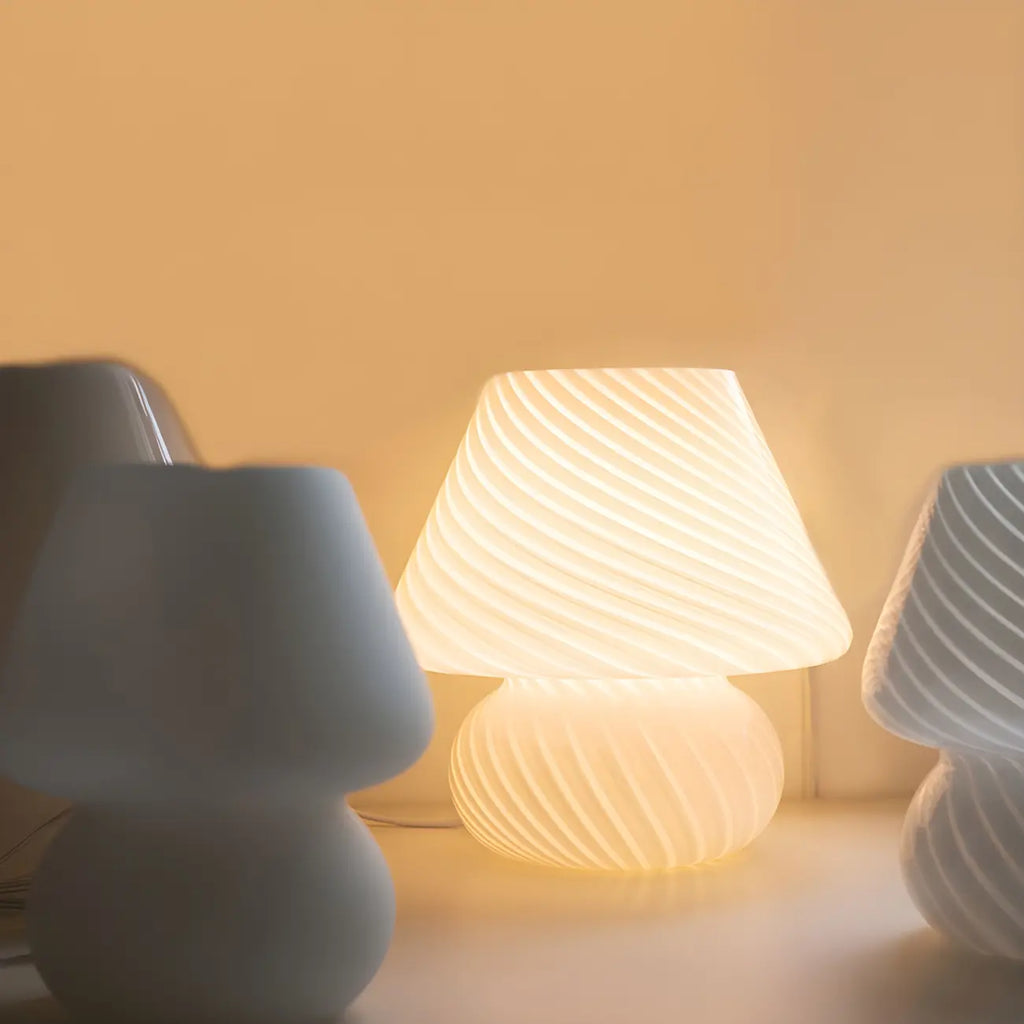 Lampe de table compacte en verre à motif en spirale pour usage résidentiel