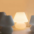 Lampe de table compacte en verre à motif en spirale pour usage résidentiel
