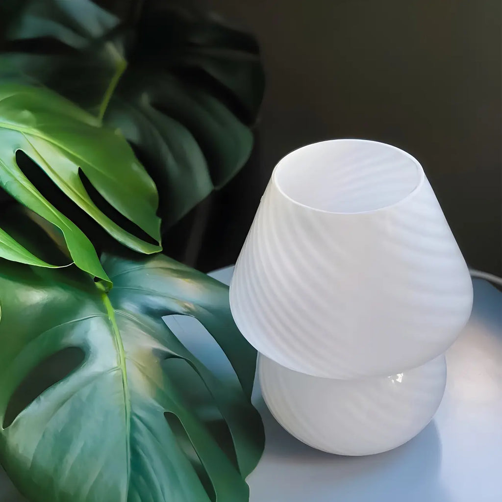 Lampe de table compacte en verre à motif en spirale pour usage résidentiel