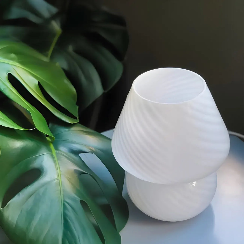 Lampe de table compacte en verre à motif en spirale pour usage résidentiel