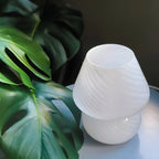 Lampe de table compacte en verre à motif en spirale pour usage résidentiel