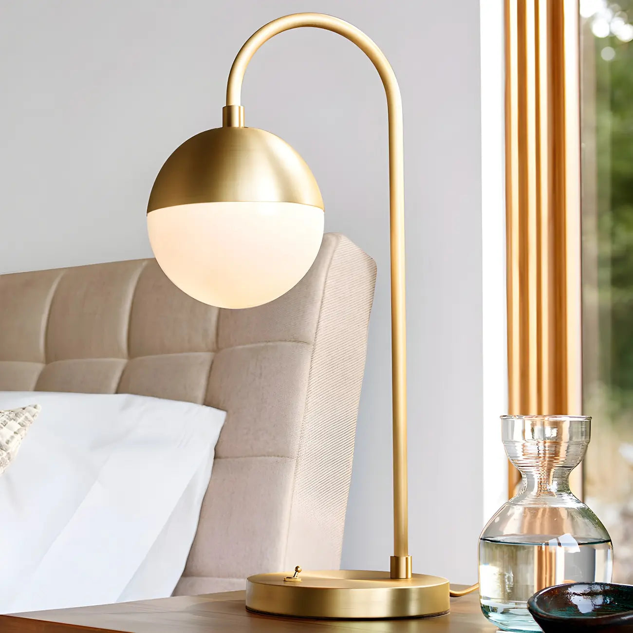 Lampada da tavolo moderna con globo in vetro e base dorata per camera da letto