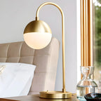 Lampada da tavolo moderna con globo in vetro e base dorata per camera da letto
