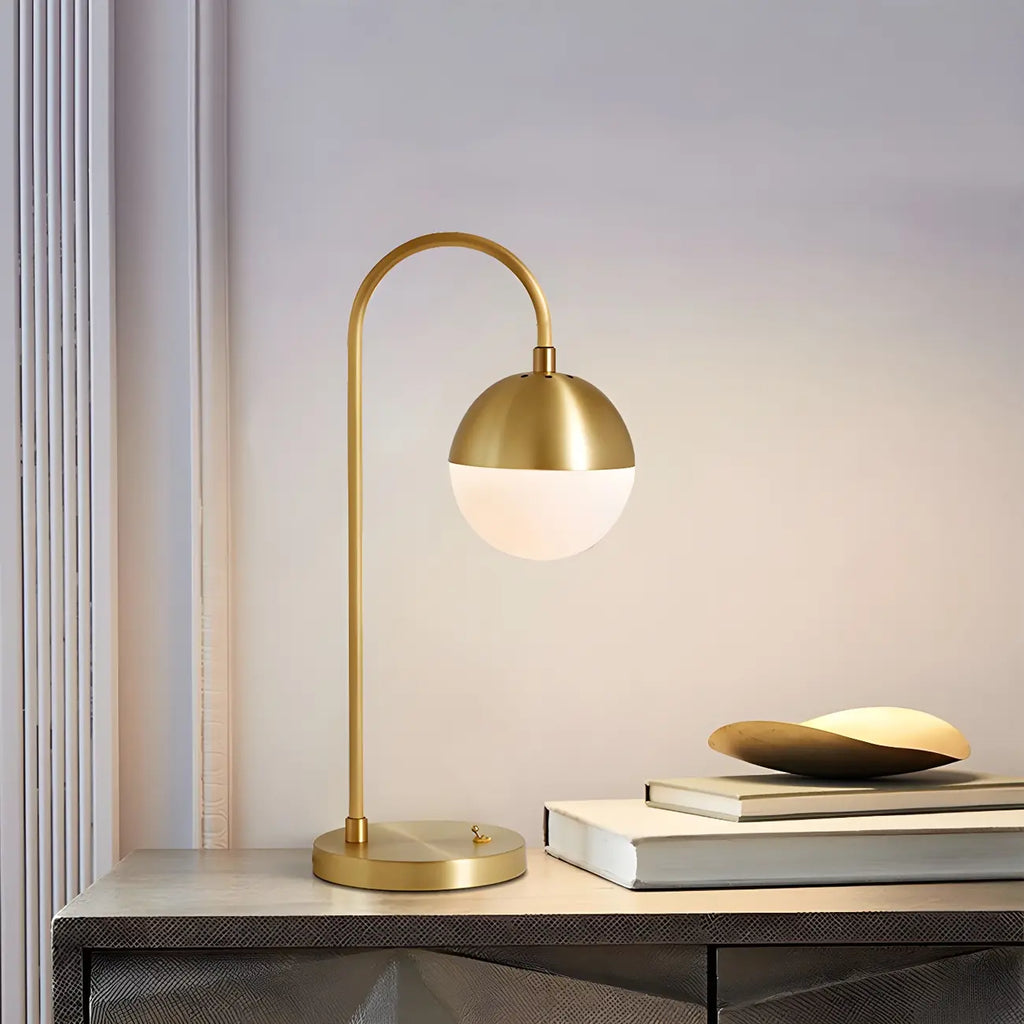 Lampada da tavolo moderna con globo in vetro e base dorata per camera da letto