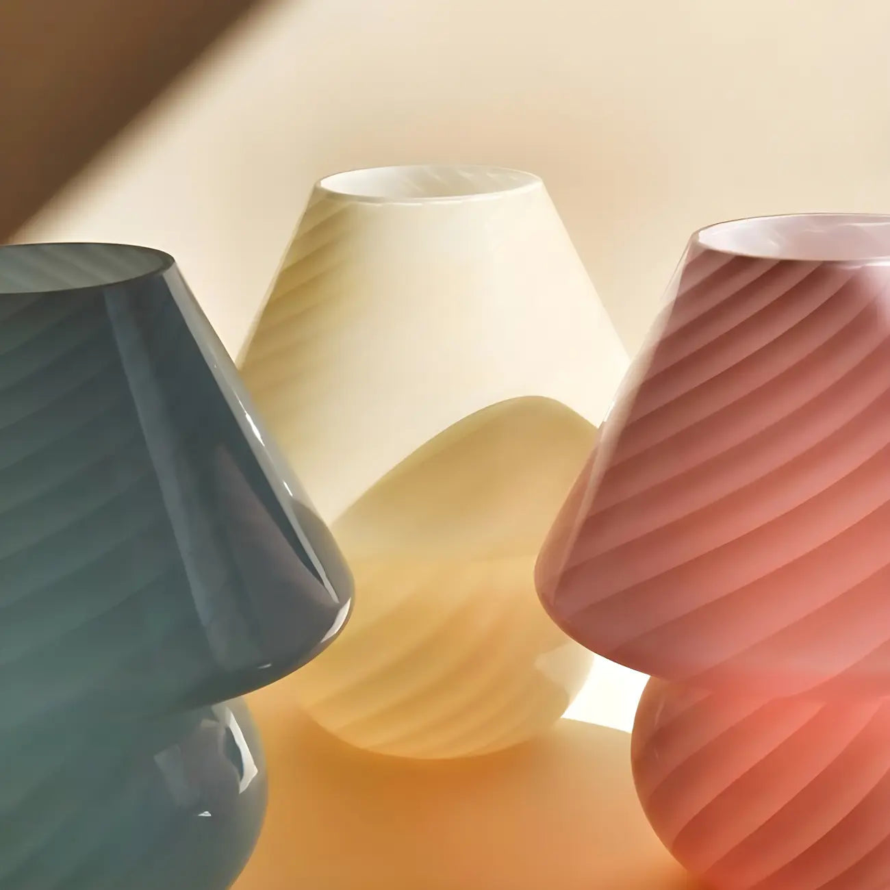Lampe de table compacte en verre à motif en spirale pour usage résidentiel
