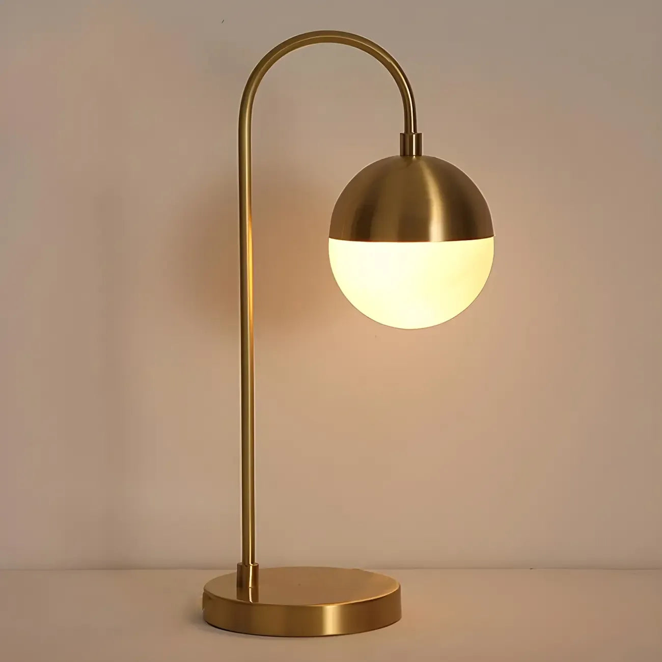 Lampada da tavolo moderna con globo in vetro e base dorata per camera da letto