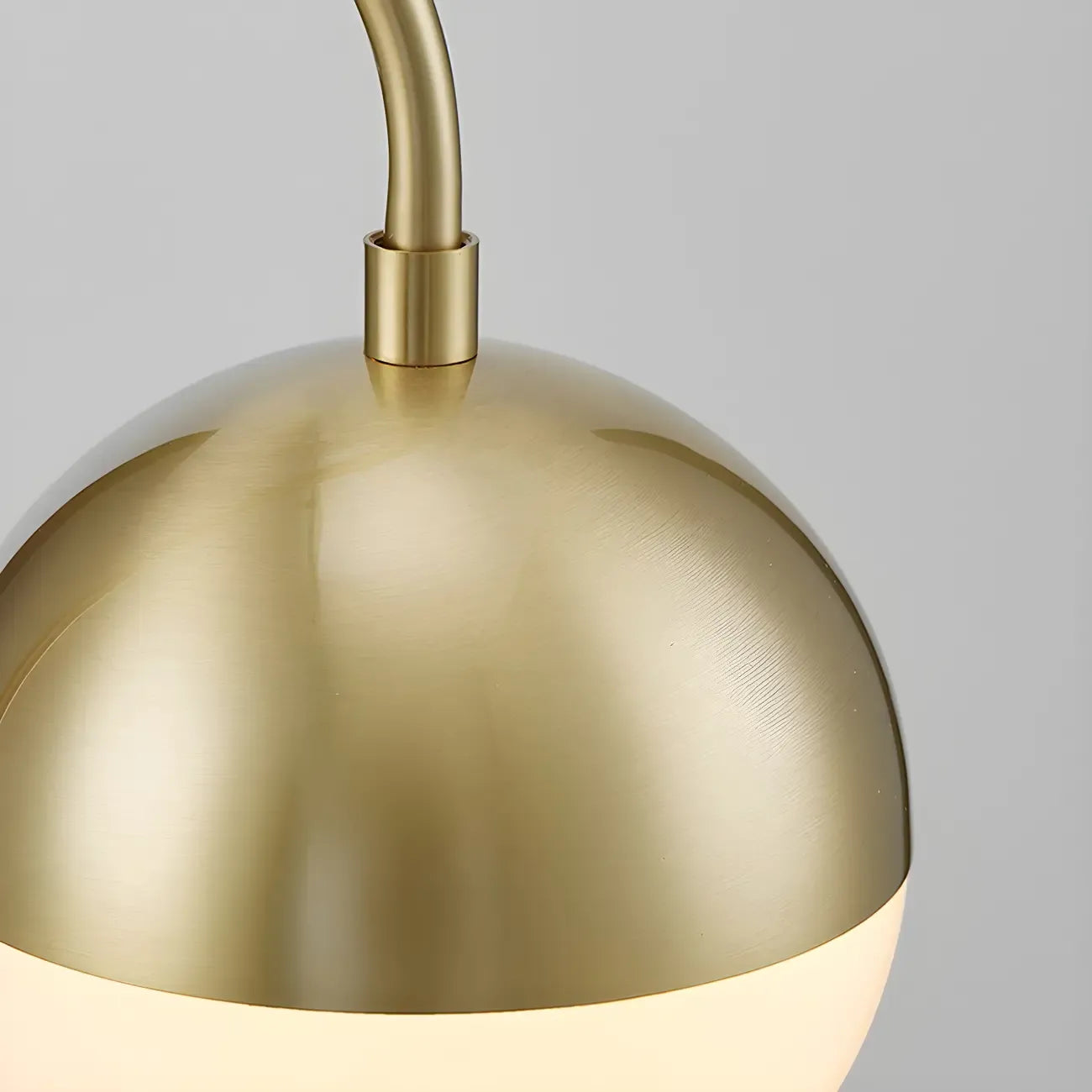 Lampada da tavolo moderna con globo in vetro e base dorata per camera da letto