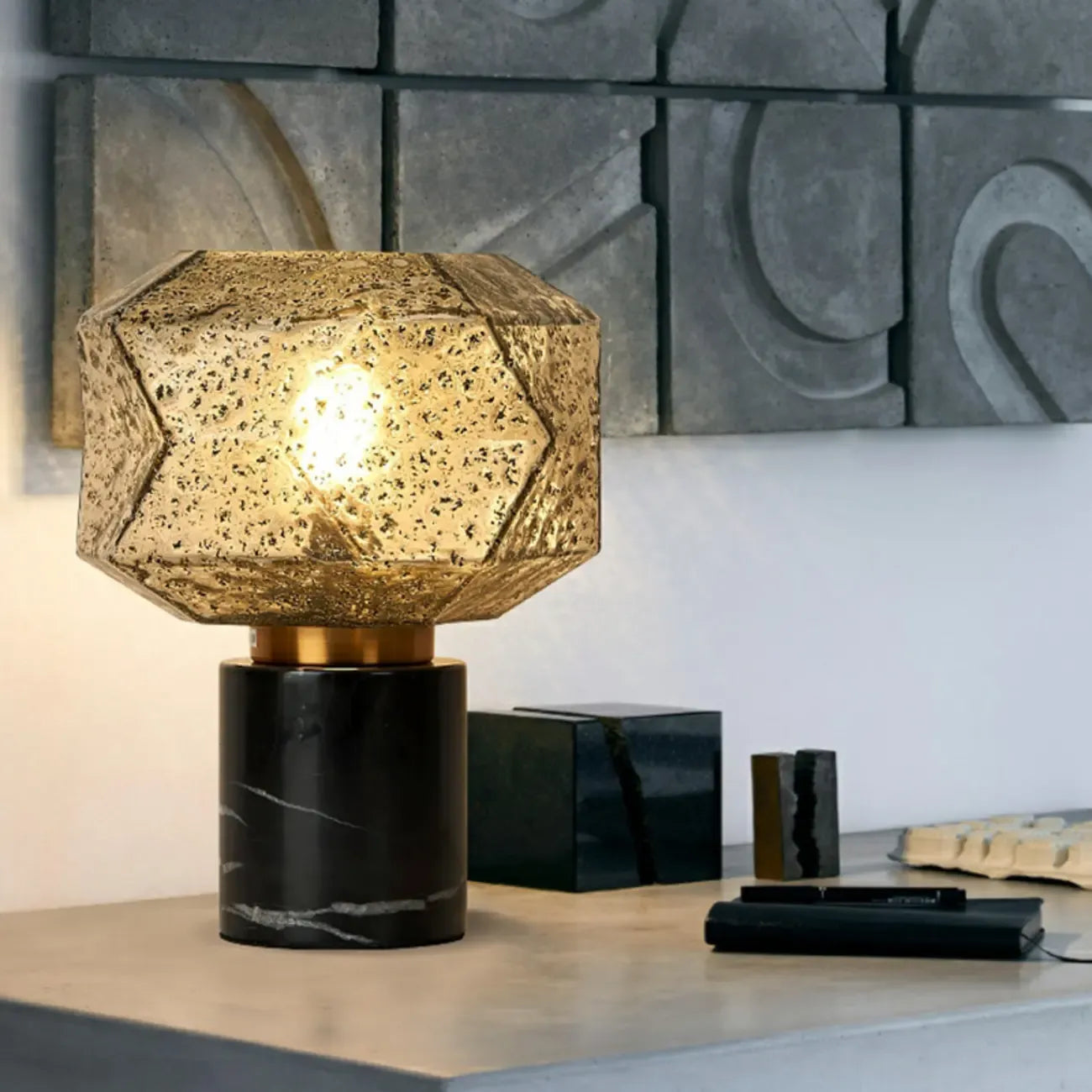 Lampe de table géométrique en verre caramel pour salon