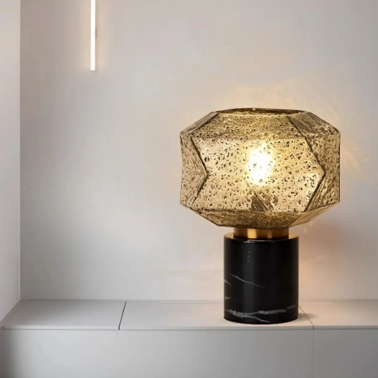 Lampe de table géométrique en verre caramel pour salon