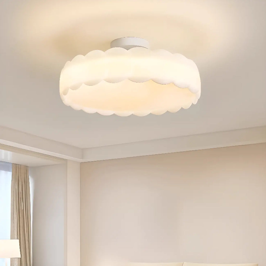 Plafonnier semi-encastré élégant à LED, finition naturelle.