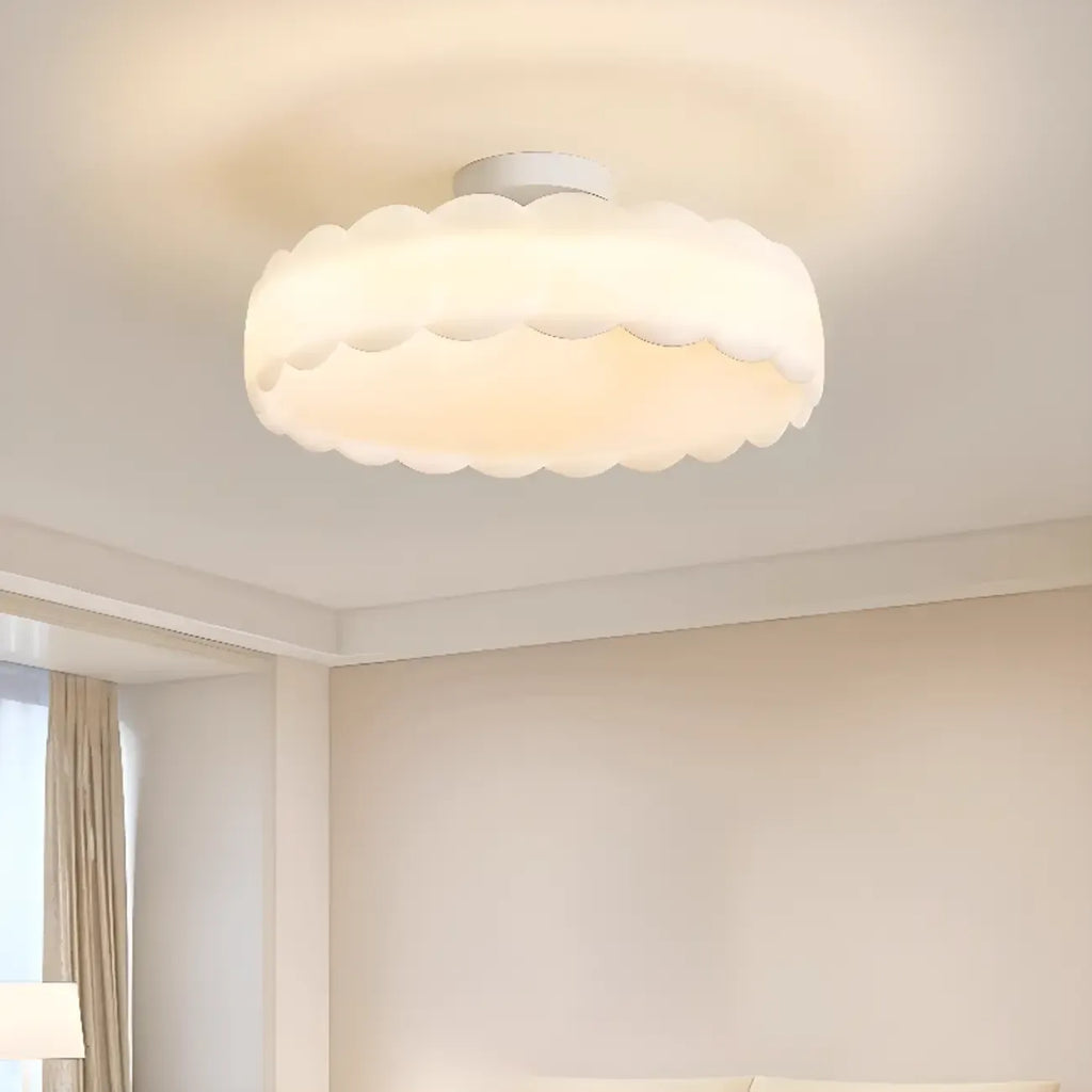 Plafonnier semi-encastré élégant à LED, finition naturelle.