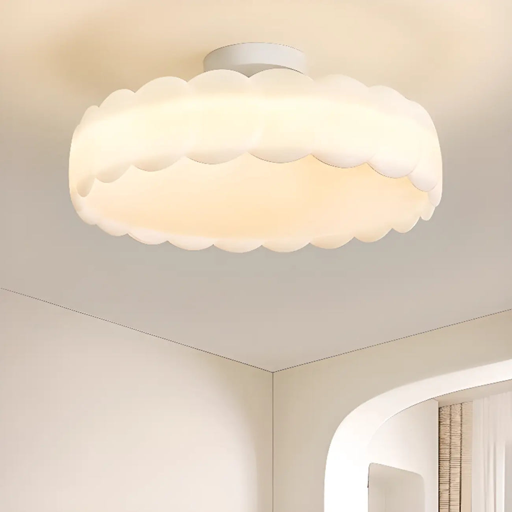 Plafonnier semi-encastré élégant à LED, finition naturelle.