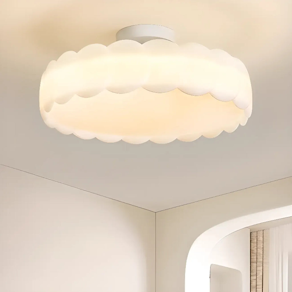 Plafonnier semi-encastré élégant à LED, finition naturelle.