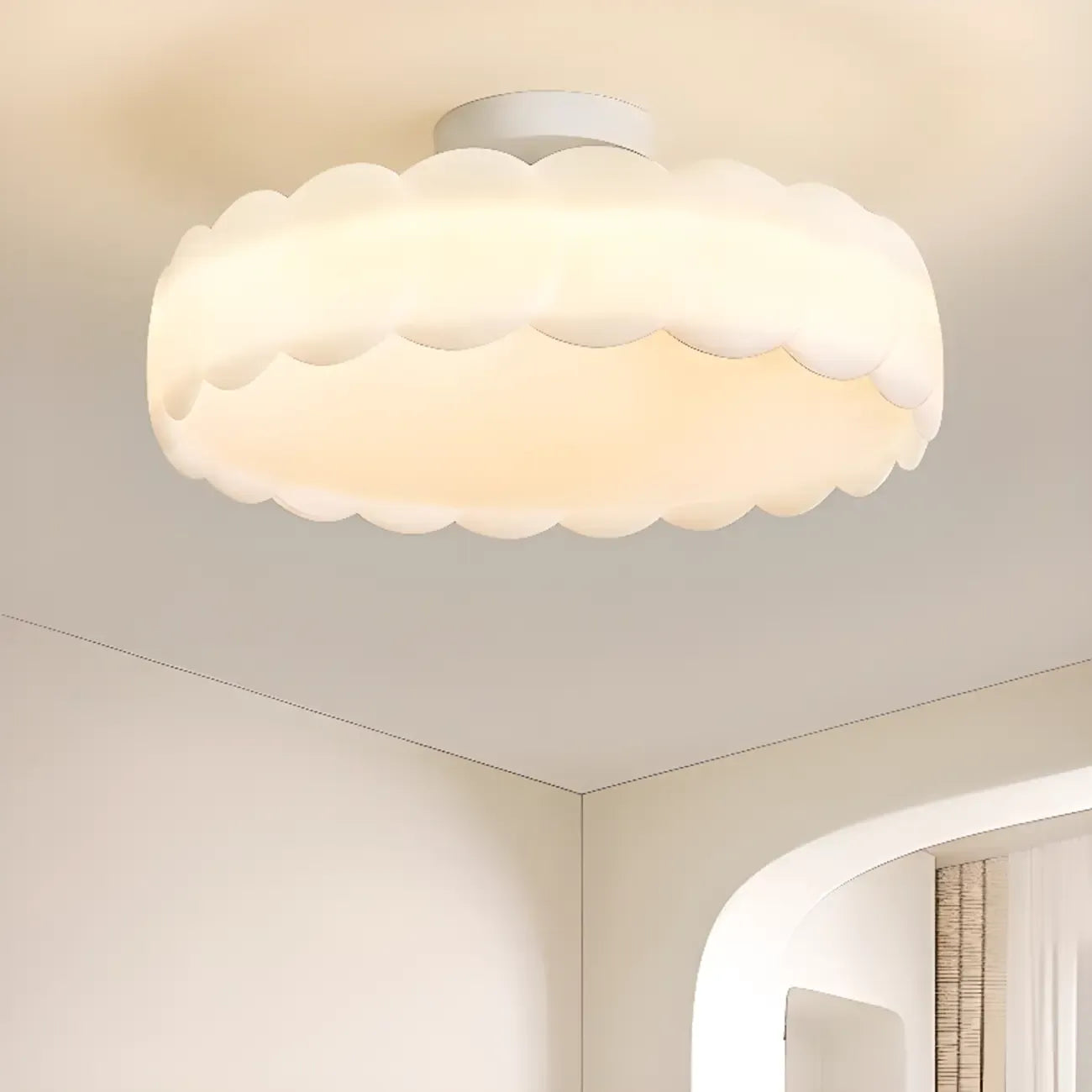 Plafonnier semi-encastré élégant à LED, finition naturelle.