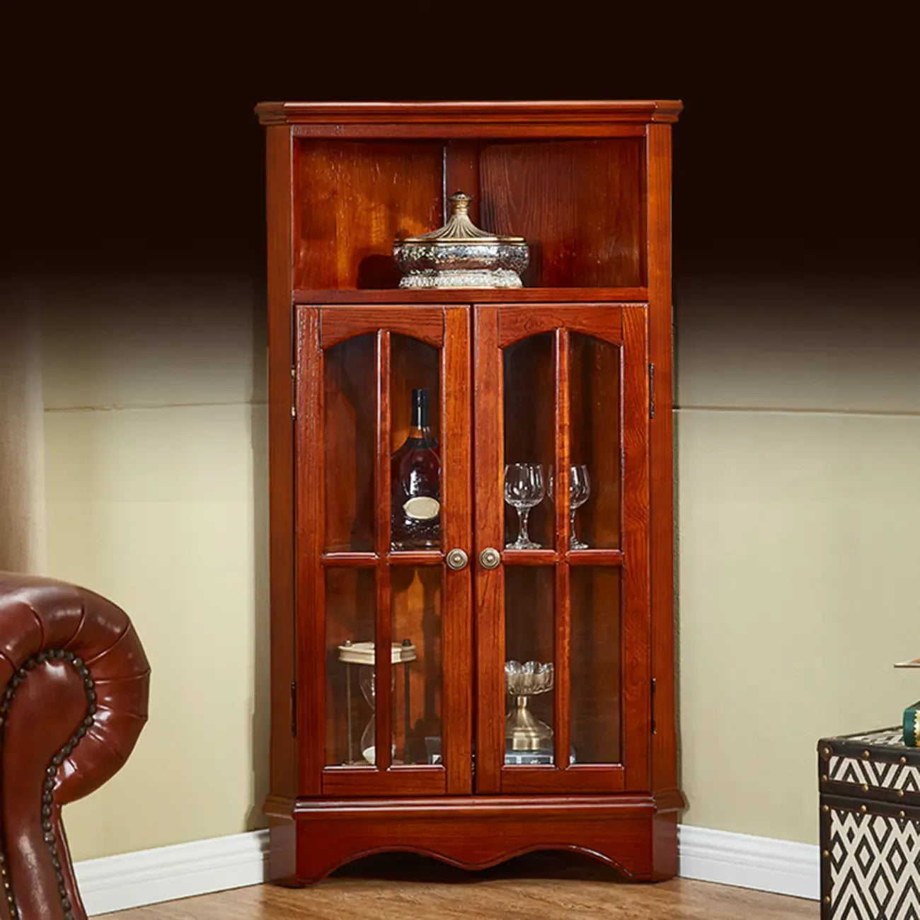 Meuble d'angle de rangement classique avec portes vitrées et étagère