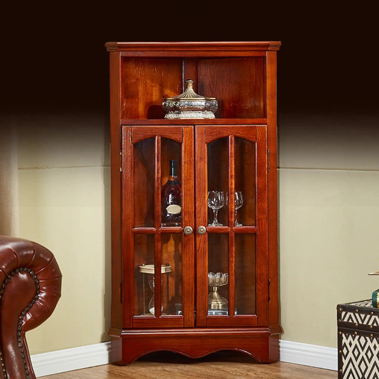 Meuble d'angle de rangement classique avec portes vitrées et étagère