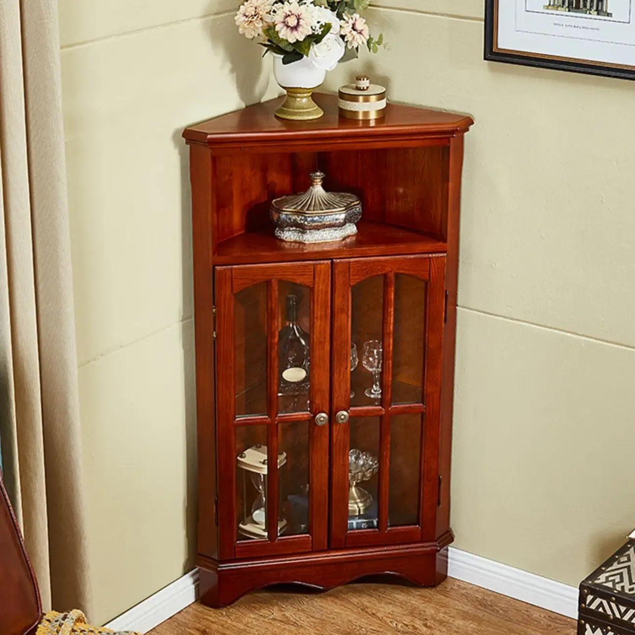 Meuble d'angle de rangement classique avec portes vitrées et étagère