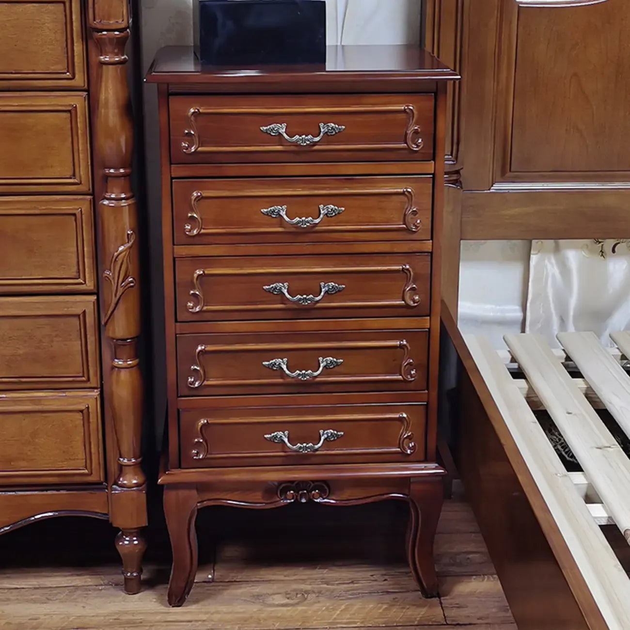 Meuble d'appoint en bois massif de style Mid-Century pour le rangement de la chambre