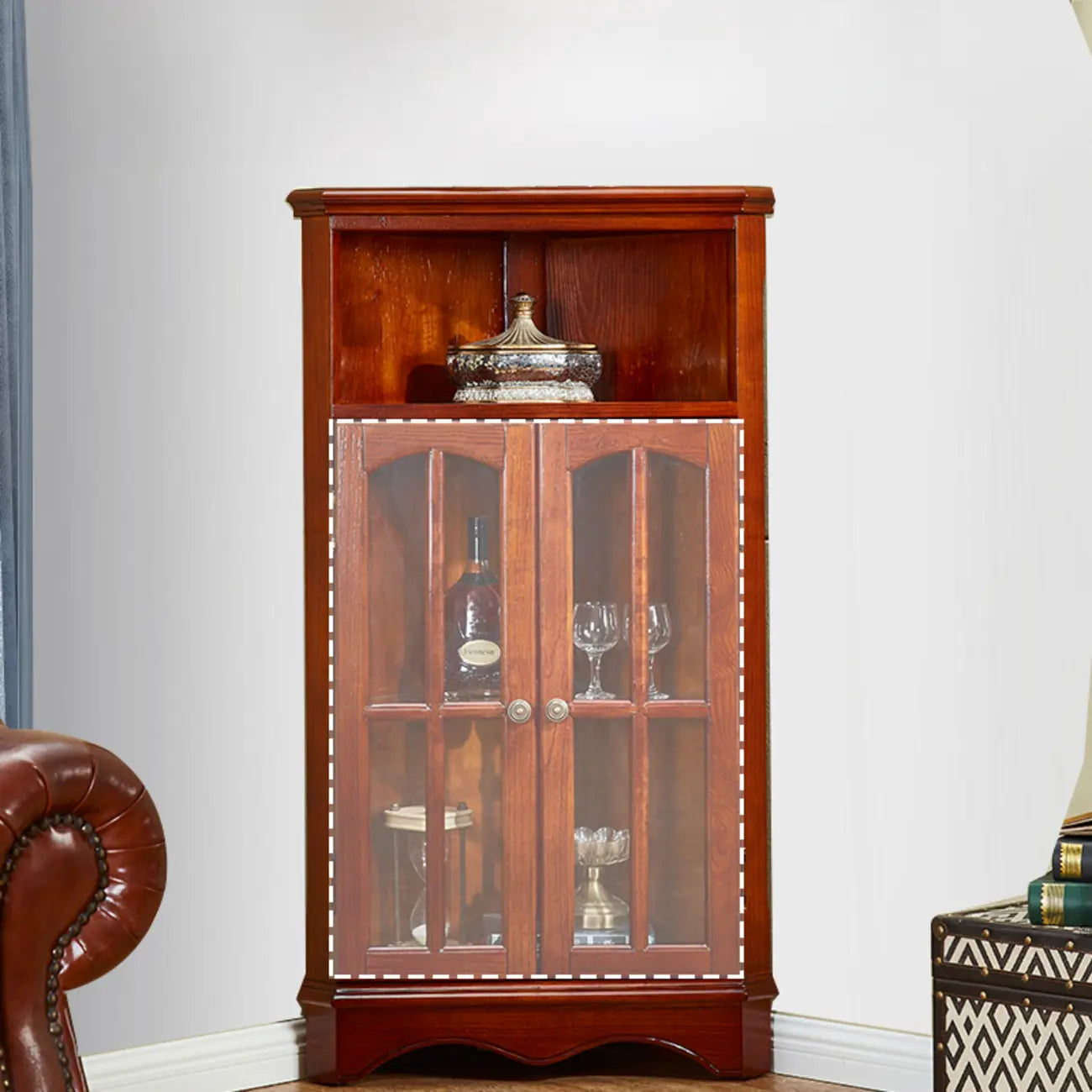 Meuble d'angle de rangement classique avec portes vitrées et étagère