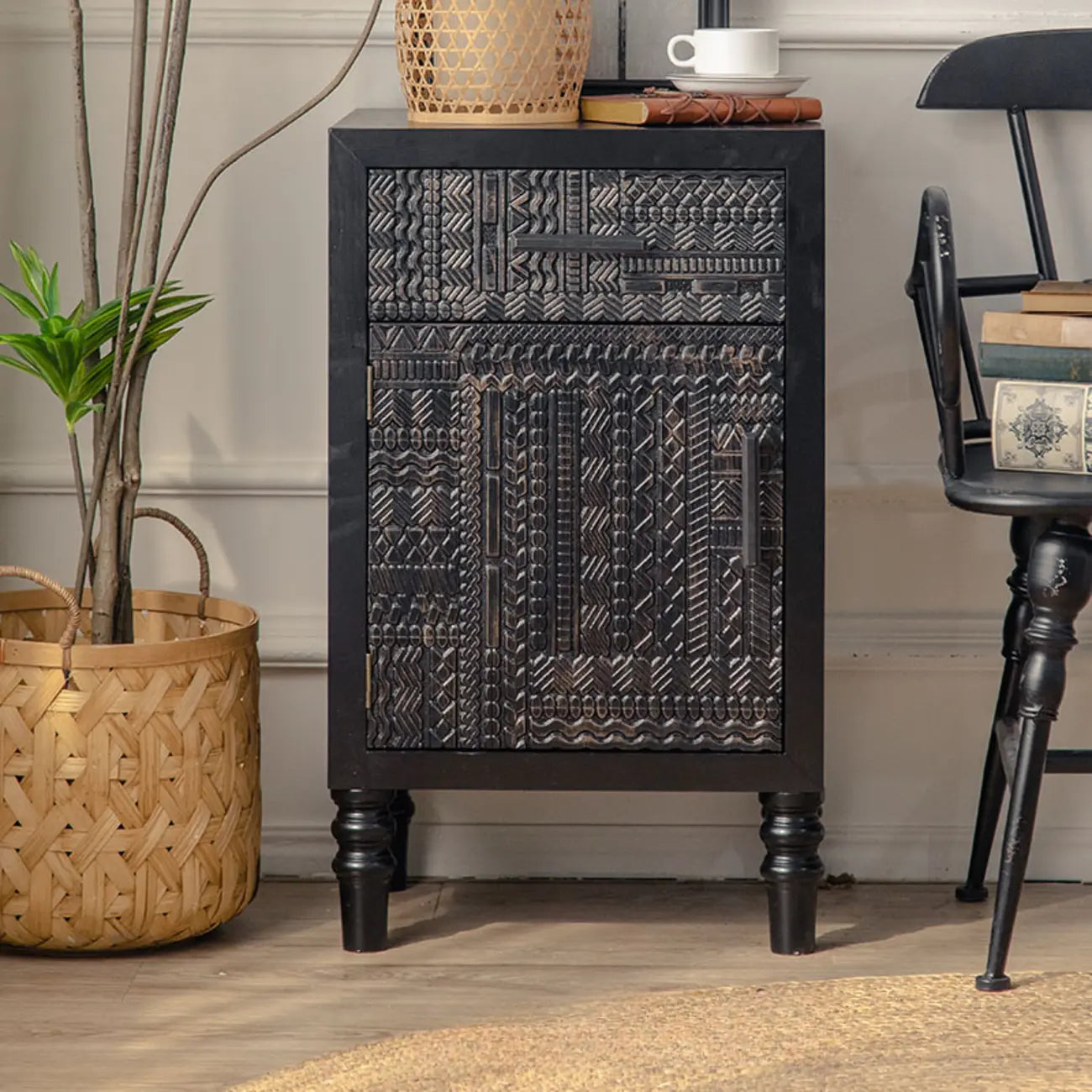 Meuble rectangulaire en bois noir vieilli sculpté de style Mid-Century