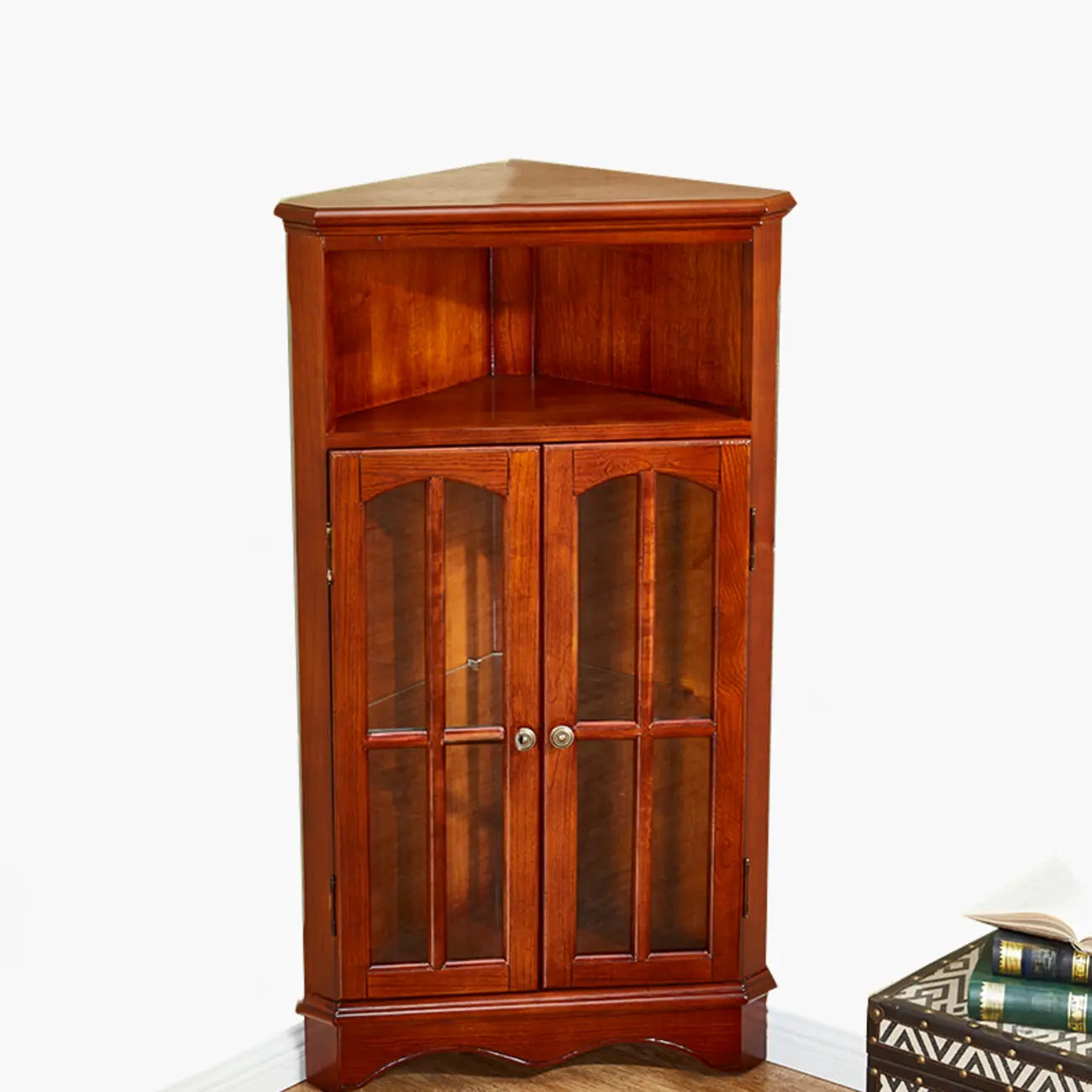 Meuble d'angle de rangement classique avec portes vitrées et étagère