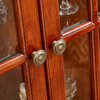 Meuble d'angle de rangement classique avec portes vitrées et étagère
