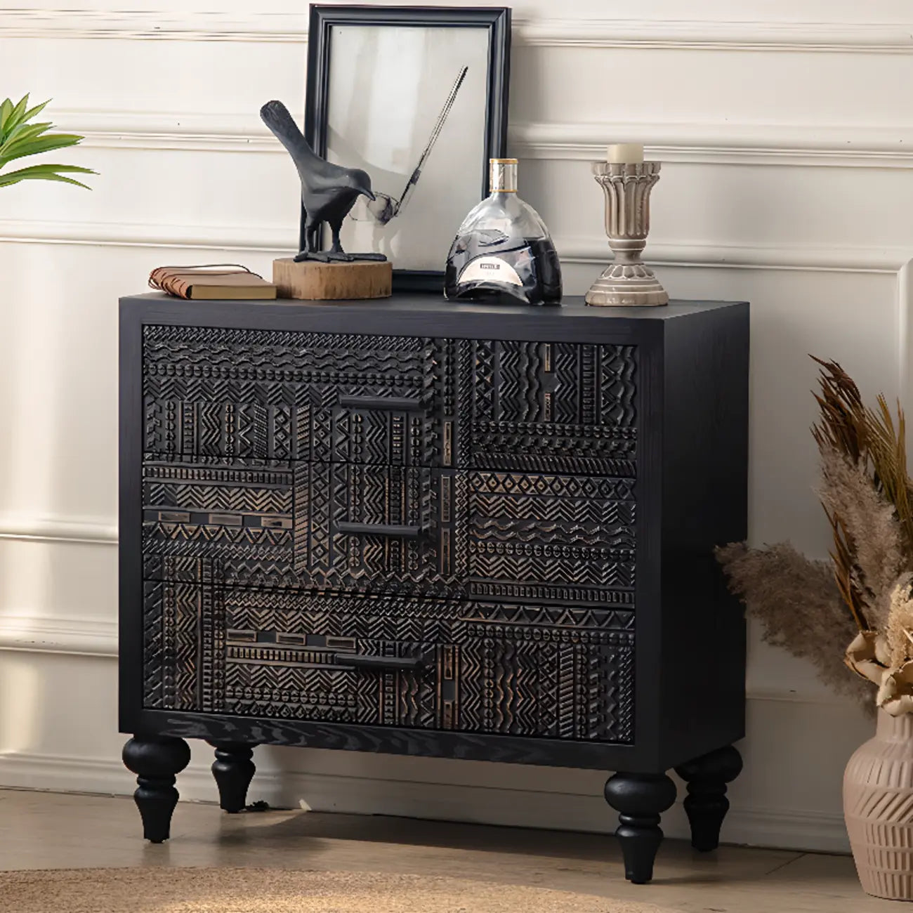Meuble rectangulaire en bois noir vieilli sculpté de style Mid-Century